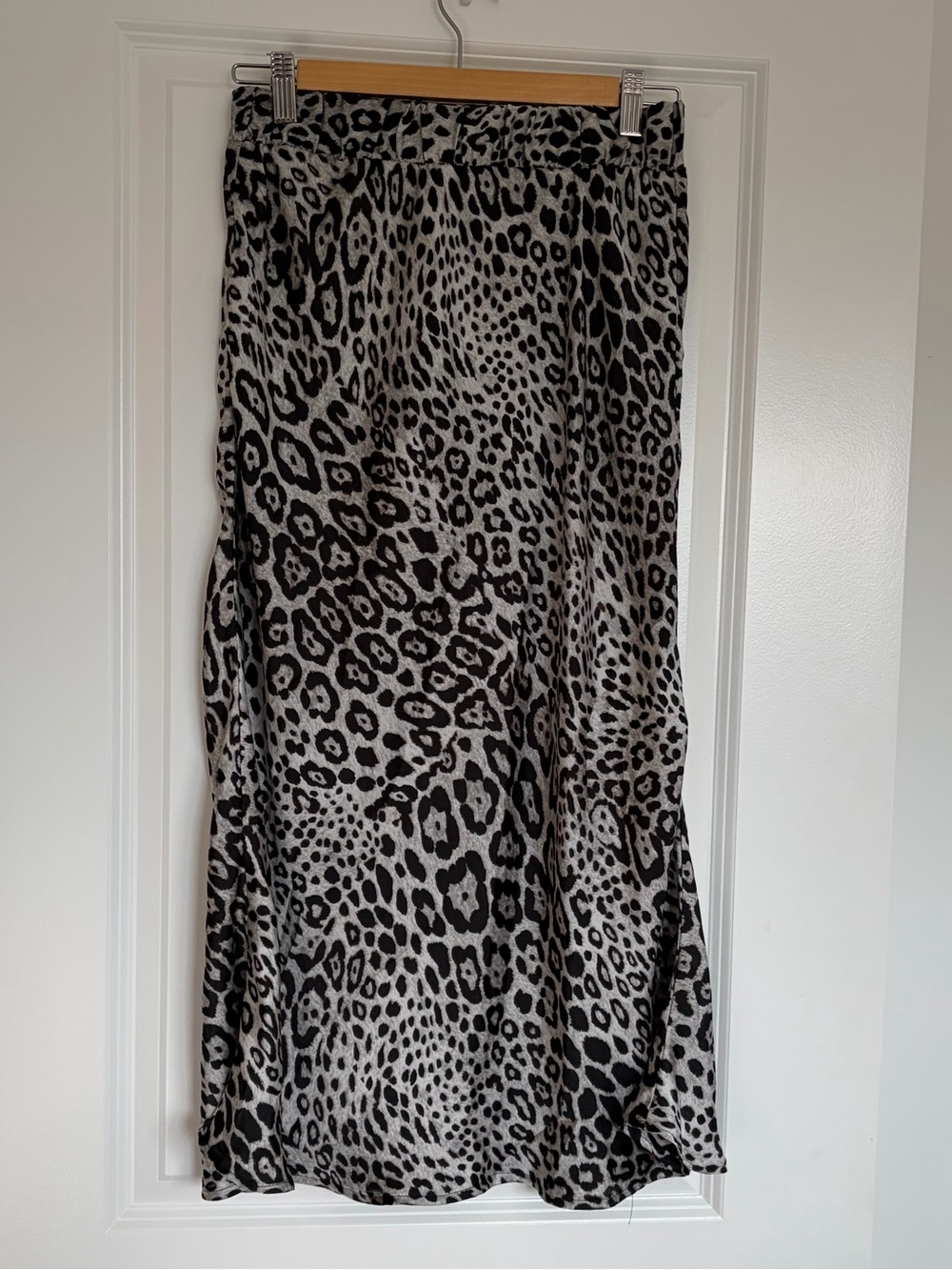 mercer & madison Black and Gray Leopard Midi Skirt
